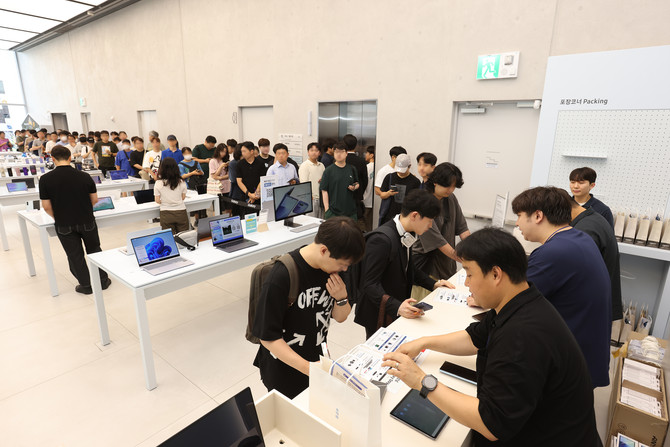 22일 '갤럭시 Z 폴드7·Z 플립7' 사전 개통을 위해 삼성 강남을 방문한 고객 대기 행렬. ⓒ 삼성전자