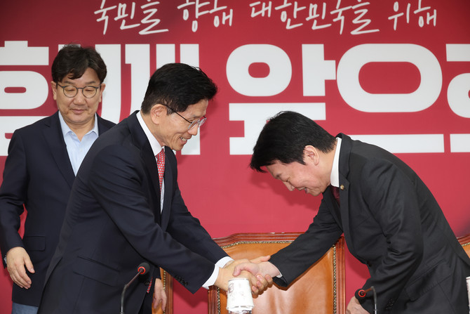 국민의힘 당권주자들의 '찬탄(탄핵 찬성)' '반탄(탄핵 반대)' 성향이 뚜렷하게 갈리고 있다. ⓒ 연합뉴스