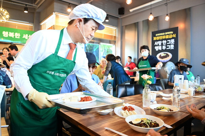 조규일 진주시장이 사랑 한 그릇 행복 두 그릇 행사에 참여하고 있다. ⓒ 프라임경제