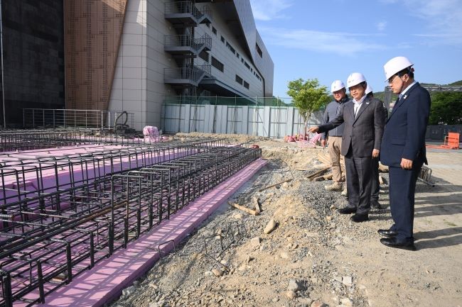 미디어센터 현장을 점검하고 있는 이철우 도지사. ⓒ 경북도