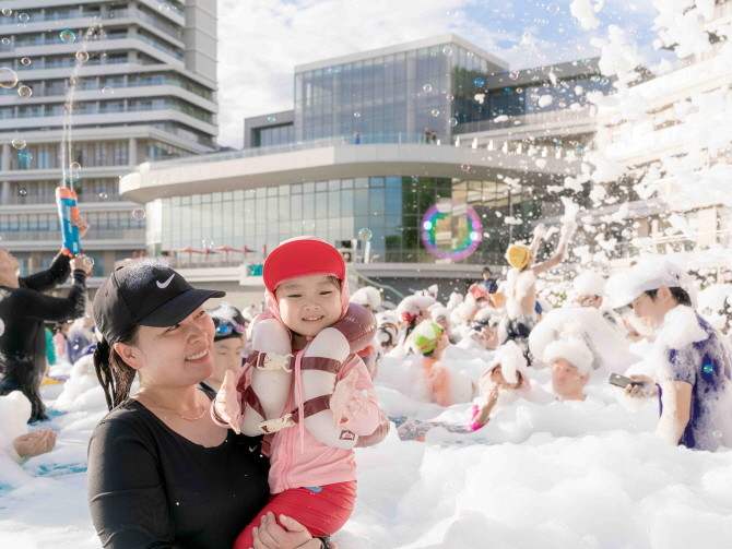 한화리조트 거제 벨버디어가 어린이 수영장 파티 '키즈 버블 쇼 데이(Kids Bubble Show Day)'를 7월19일부터 8월30일까지 선보인다. © 한화리조트
