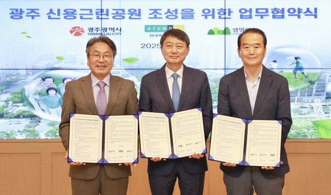 22일 광주광역시 서구 광주광역시청에서 장호진 현대지에프홀딩스 사장(사진 가운데)이 강기정 광주광역시장(사진 왼쪽), 허상만 생명의숲 이사장(사진 오른쪽)과 '리그린 파크조성을 위한 업무협약식'을 마치고 기념사진을 촬영하고 있는 모습. © 현대백화점