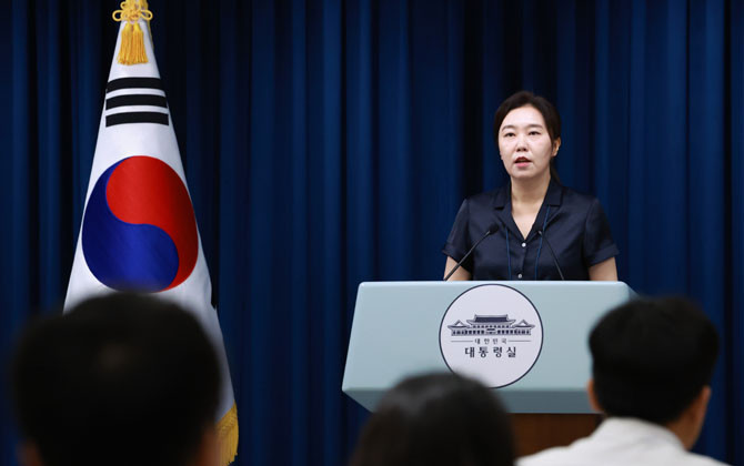 강유정 대변인은 민생회복 소비쿠폰이 일부 중고거래 사이트에서 선불카드가 거래된 것으로 파악해 제지에 나섰다고 밝혔다. ⓒ 연합뉴스