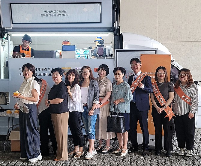 23일 한화생명은 한화생명금융서비스 남수원지역단 영업현장을 방문해 FP들에게 간식을 전달하고 감사의 메시지를 전했다. ⓒ 한화생명