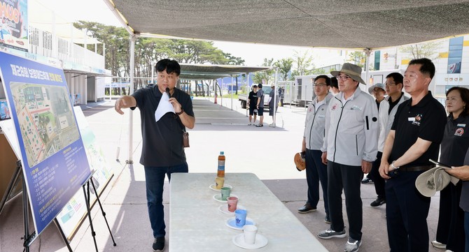 김동일 보령시장은 23일 머드엑스포광장에서 제28회 보령머드축제를 앞두고 현장에서 보고을 받고 있다. ⓒ 보령시