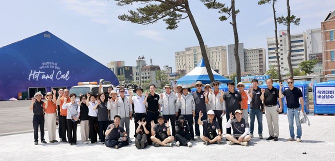 7월의 바닷바람이 살랑이는 23일 머드엑스포광장에서 제28회 보령머드축제를 앞두고 현장 점검 후 기념촬영을 하고 있다. ⓒ 보령시