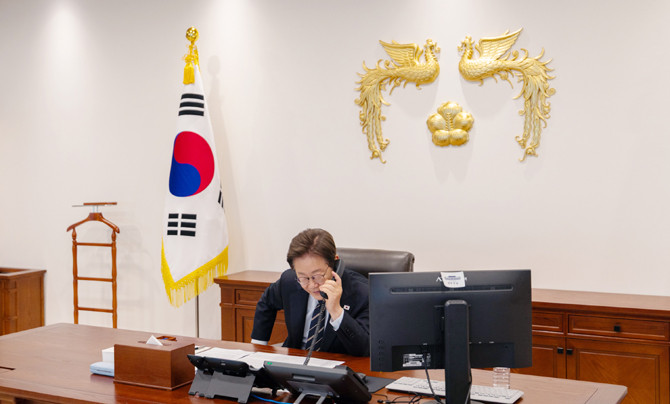 이 대통령은 취임 후 처음으로 토카예프 카자흐스탄 대통령과 정상 통화를 가졌다. ⓒ 연합뉴스
