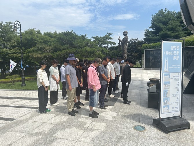 프로그램 참가자들이 호국 영령에게 참배하는 모습 ⓒ 서울제대군인지원센터
