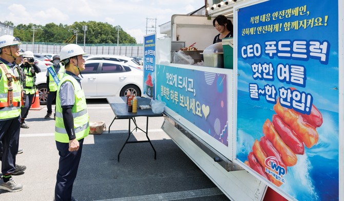이정복 서부발전 사장(오른쪽 두번째)이 푸드트럭을 찾아 인사하고 있다. ⓒ 서부발전