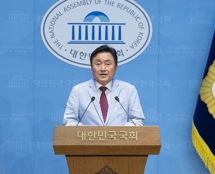최인호 위원장이 27일 국회에서 용산 관저 공사와 가덕신공항 사업 수주 과정에 ‘대통령실-현대건설-국토부’가 조직적으로 개입했다는 의혹을 제기하며, 관련자들에 대한 김건희 특검의 수사를 촉구했다.ⓒ연합뉴스