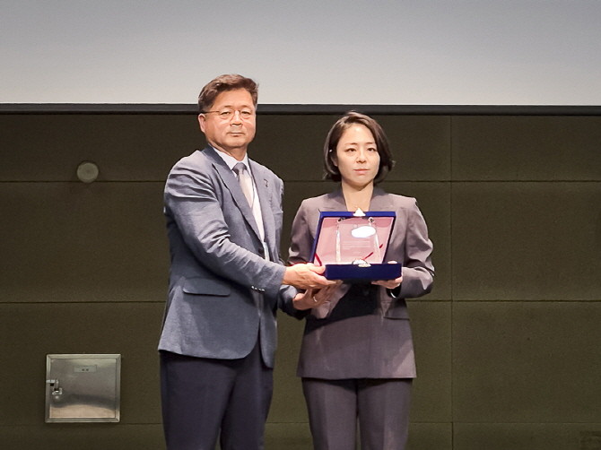 (좌)최양규 한국실험동물학회 이사장, (우)천희정 우정바이오 대표 ⓒ 우정바이오