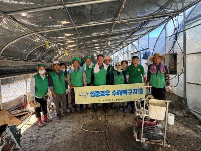 군위군새마을회는 최근 집중호우로 큰 피해를 입은 경남 합천군 일원에 회원 40명을 파견해 수해 복구 활동을 펼쳤다. ⓒ 군위군