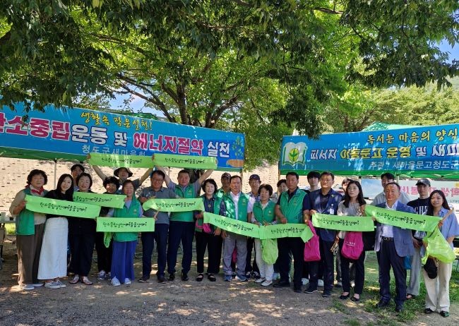 새마을문고 청도군지부는 지난 25일 운문댐 하류보에서 새마을문고 회원 및 새마을 가족 30여 명이 참석한 가운데 '피서지 이동문고 개소식'을 개최하고 본격적인 운영에 돌입했다. ⓒ 청도군