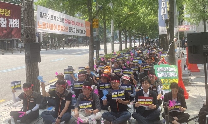 28일 전국사무금융서비스노동조합 iM라이프생명보험지부는 iM금융센터 앞에서 전조합원 총력투쟁 결의 총회를 열었다. = 김정후 기자