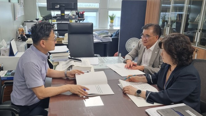 김기웅 서천군수는 지난 28일 기재부를 방문해 강윤진 경제심의관과 면담을 갖고 있다. ⓒ서천군