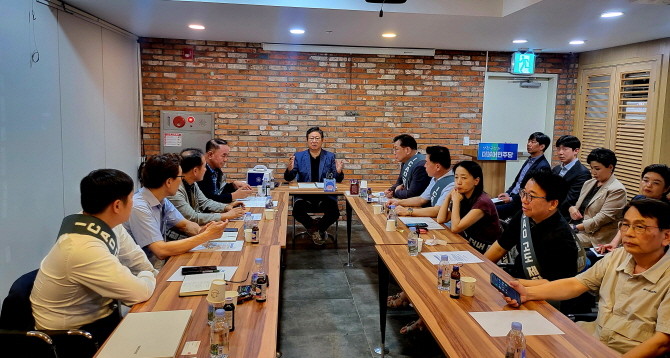 목동 재건축 연합회가 지난 28일 황희 의원과의 간담회를 통해 ICAO 고도제한 개정안에 대한 공식 반대 성명을 발표했다. Ⓒ 목재련