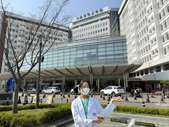 대구과학대학교 간호학과 졸업생 이다희 씨가 서울대학교병원 본원 건물 앞에서 기념촬영을 하고 있다. ⓒ 대구과학대학교