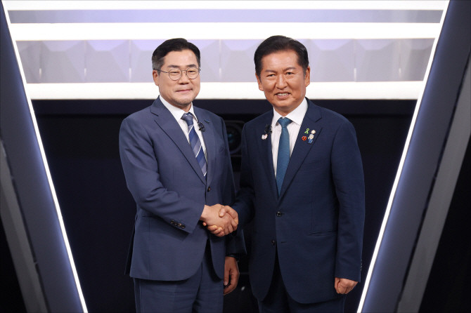 더불어민주당 당 대표 선거에 출마한 정청래(오른쪽)·박찬대 후보가 지난 27일 오후 서울 영등포구 여의도 KBS 신관 공개홀에서 2차 텔레비전 토론회 시작 전 악수를 하고 있다. ⓒ 연합뉴스