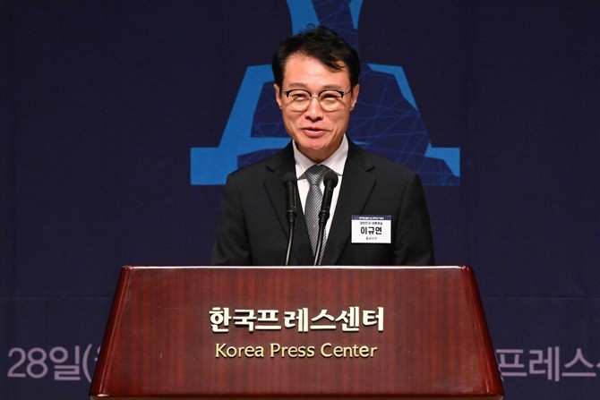지난 28일 개최된 '인터넷신문의 날 20주년 기념식'에서 이재명 대통령의 축사를 이규연 홍보수석이 대독하고 있다. ⓒ 한국인터넷신문협회