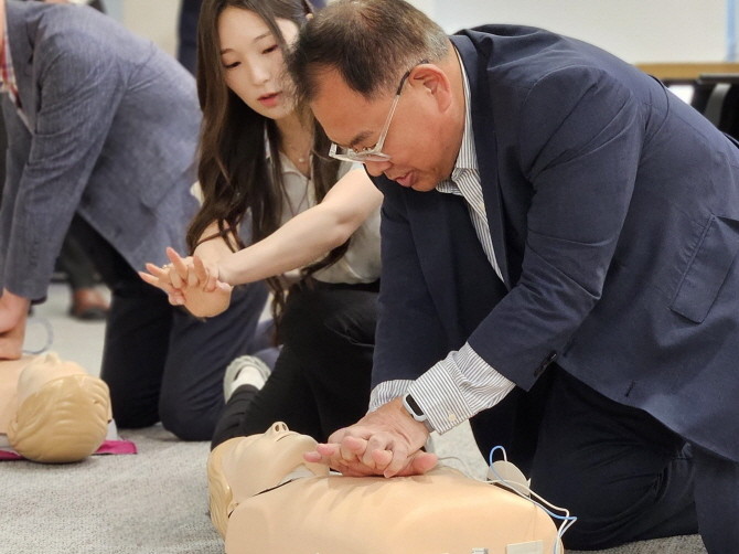 심폐소생술 강의를 맡은 대한산업보건협회 고수정 간호사와 실습에 참여한 제뉴원사이언스 중앙연구소장 안병옥 부대표. © 제뉴원사이언스