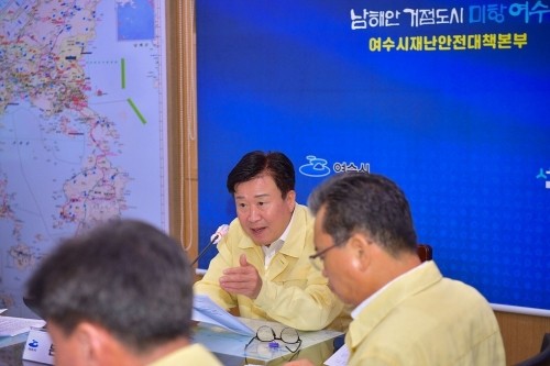 정기명 여수시장이 자연재난에 선제적으로 대응하기 위해 재난안전대책본부에서 회의를 하고 있다. ⓒ 여수시