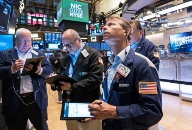 뉴욕증권거래소(NYSE)에서 근무 중인 트레이더의 모습. ⓒ 연합뉴스