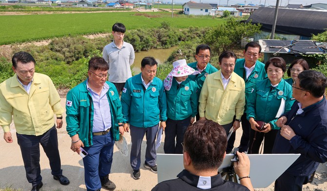 당진시의회가 지난 29일 신평면 산업건설위원회 집중호우 피해지역 현장 방문하고 있다. ⓒ 의회사무국