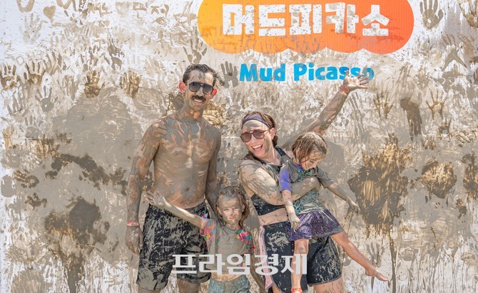제28회 보령머드축제가 열리고 있는 대천해수욕장 일원에서 외국인 가족이 '머드피카소(Mud Picasso)' 체험존 앞에서 온몸에 머드를 바른 채 환하게 웃으며 기념촬영을 하고 있다. ⓒ 프라임경제