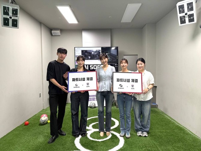 (우측 세 번째) 손이경 갤로핑 대표를 비롯한 SUFA 임직원들이 파트너십 체결 후 기념촬영을 하고 있다. ⓒ 갤로핑