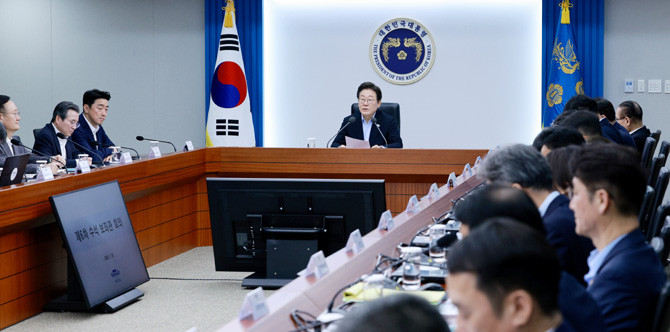이 대통령은 31일 주재한 수석보좌관회의에서 "관세 협상에서 우위를 차지가 하기 위해서는 규제 혁신과 우리 기업의 성장이 필요하다"고 했다. ⓒ 연합뉴스