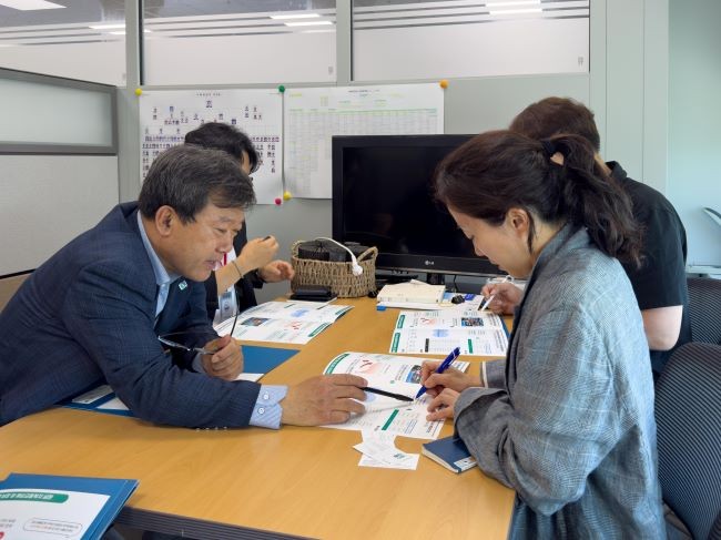 남한권 군수가 기획재정부를 방문해 내년도 국비 확보를 위한 주요 사업을 설명하고 있다. ⓒ 울릉군