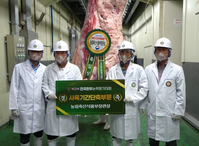 경주시는 관내 한우농가 2곳이 '제28회 전국한우능력평가대회' 사육기간단축 부문에서 각각 1위와 2위를 동시에 수상하는 쾌거를 달성했다. ⓒ 경주시