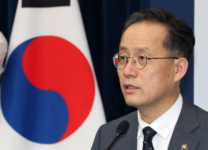 이형일 기재1차관이 전날 2025년 세제 개편안에 대해 상세 브리핑하고 있다. ⓒ 연합뉴스