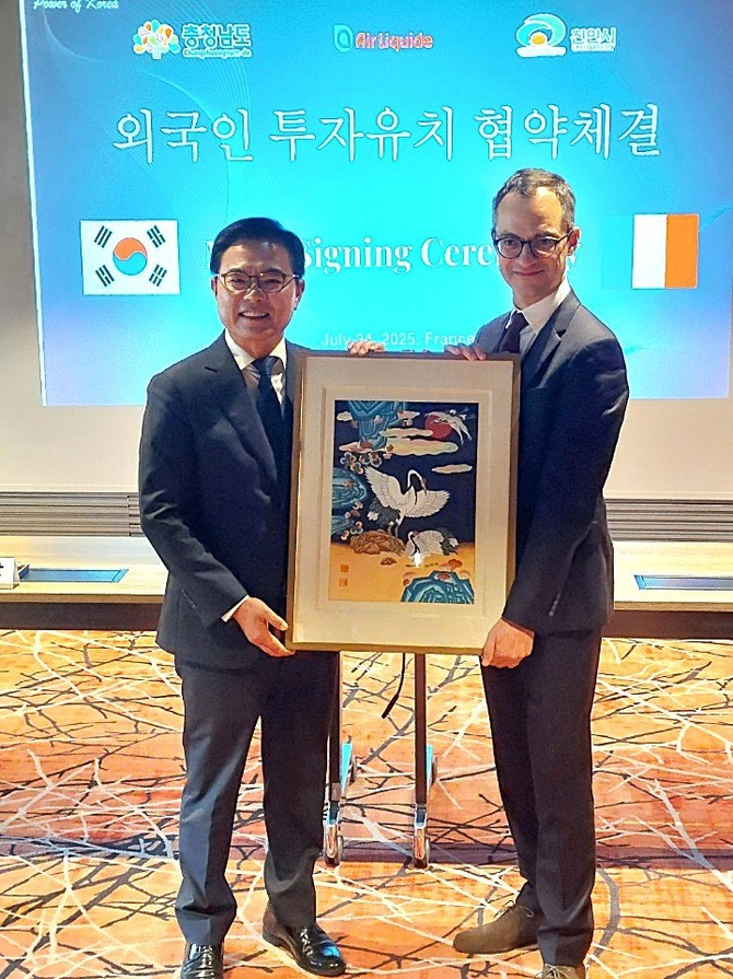 프랑스 파리에서 산업용 가스 생산 기업인 에어리퀴드와 벨기에 이차전지 소재 기업인 유미코아와 총 6200만 달러(850억원)의 투자양해각서(MOU)를 체결 후 기념촬영을 하고 있다. ⓒ 천안시