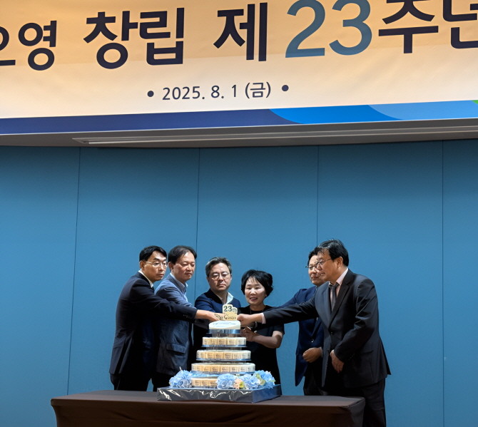 1일 서울 서대문구 연희동 지오영 본사에서 열린 창립 제23주년 기념식에서 조선혜 회장과 주요 임원들이 케이크 커팅을 진행하고 있다. © 지오영