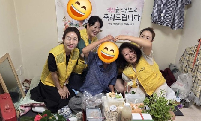 지난달 30일 관내 저소득 독거어르신 가정을 직접 찾아 생신잔치를 열고 따뜻한 마음을 전했다. ⓒ 아산시