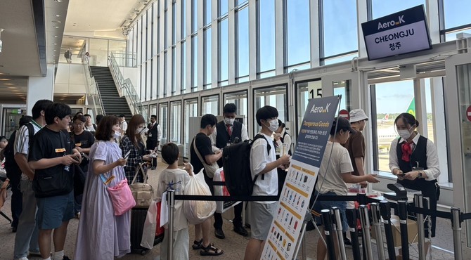 청주국제공항 탑승구 앞에서 탑승을 기다리는 승객들이 줄지어 서 있다. 여름 휴가철을 맞아 국내외 여행객들의 공항 이용이 증가한 모습이다. ⓒ 에어로케이항공