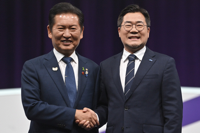 정청래(왼쪽)·박찬대 더불어민주당 당 대표 후보들이 지난달 29일 오후 서울 마포구 MBC에서 열린 TV 토론회에 참석해 기념촬영을 하고 있다. ⓒ 연합뉴스