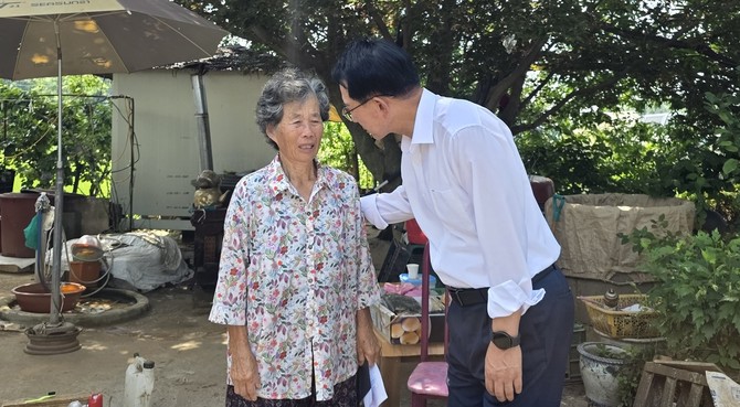 1일 이완섭 서산시장이 운산면, 음암면에 거주하는 시민을 만나 주택 침수에 대한 위로의 말과 구호 물품을 전달했다. ⓒ 서산시