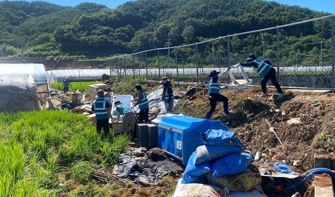 한전MCS(주) 경남지사와 18개 지점이 산청군에서 수해복구 봉사를 하고 있다. ⓒ 프라임경제