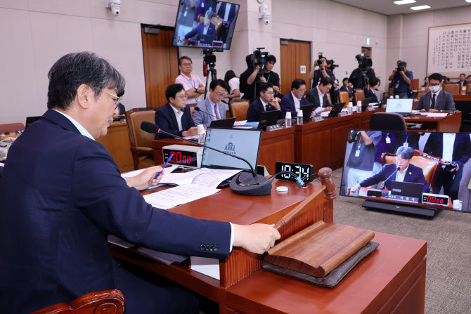 1일 국회에서 방송 3법, 노란봉투법, 상법 등 을 심의하기 위해 열린 법제사법위원회 전체회의에서 더불어민주당 소속 이춘석 위원장이 의사봉을 두드리고 있다. ⓒ 연합뉴스