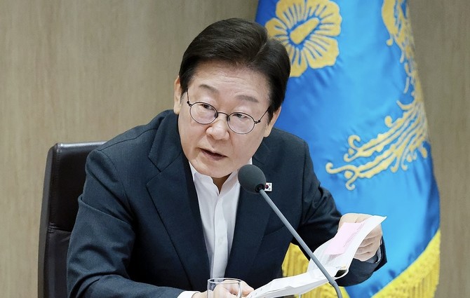 이재명 대통령이 지난 29일 서울 용산 대통령실 청사에서 국무위원들과 중대재해 근절대책 관련 토론을 하고 있다. © 연합뉴스