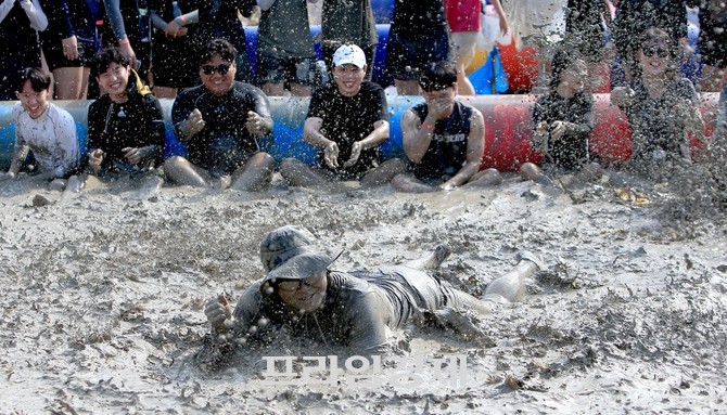 제28회 보령머드축제를 찾은 한 참가자가 온몸을 던져 진흙탕에 풍덩 빠지며 역동적인 퍼포먼스를 선보이고 있다. ⓒ 프라임경제