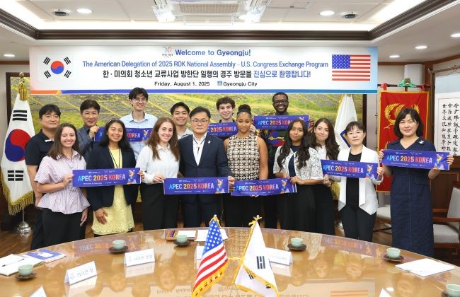 지난 1일 경주시청 대외협력실에서 열린 '2025 한·미의회 청소년 교류사업' 접견 행사에서 송호준 경주시 부시장이 방한단과 기념촬영을 하고 있다. ⓒ 경주시