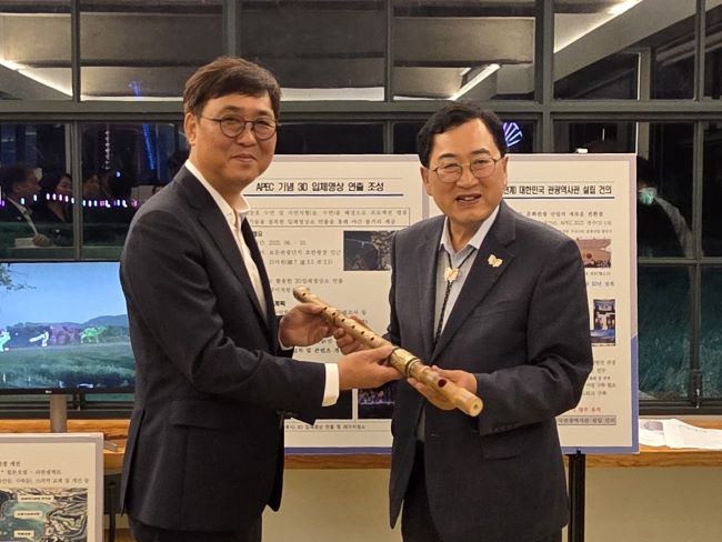지난달 31일 경주 보문단지 선착장에서 최휘영 문화체육관광부 장관(왼쪽)과 주낙영 경주시장이 기념 촬영을 하고 있다. ⓒ 경주시