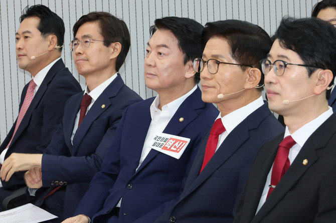 국민의힘 전당대회가 막을 올린 가운데, 윤석열 전 대통령을 언급하지 말자는 이례적 요청에도 당권주자들은 여전히 설전을 이어가고 있다. ⓒ 연합뉴스