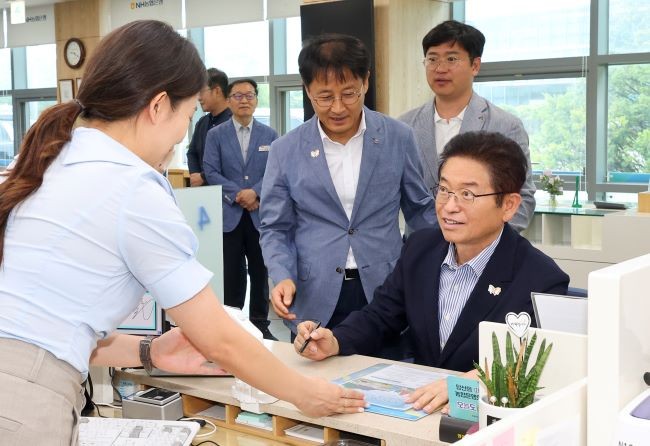 APEC 2025 KOREA 성공개최를 위한 예금'에 1호로 가입하고 있는 이철우 도지사. ⓒ 경북도
