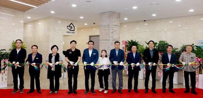 지난 4일 장애인의 안정적인 일자리 창출과 사회참여 확대를 위한 의미 있는 공간인 장애인 커피전문점 'BOBO 카페' 개소식 테이프 커팅을 하고 있다. ⓒ 보령시