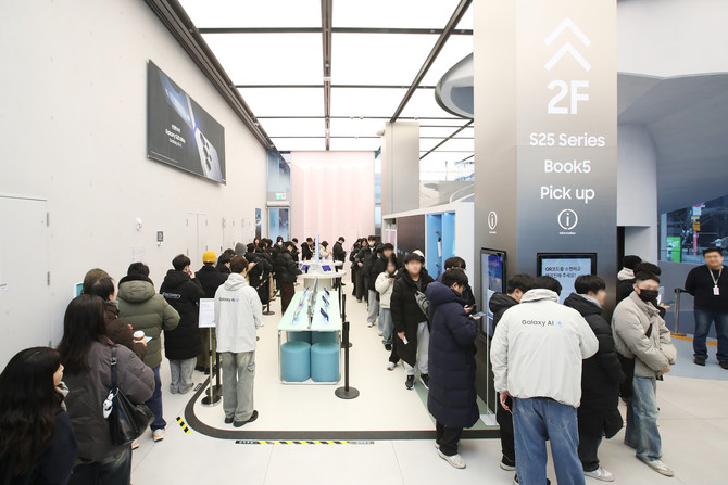 지난 2월4일 '갤럭시 S25 시리즈' 사전 개통을 위해 삼성 강남에 방문한 고객들. ⓒ 삼성전자