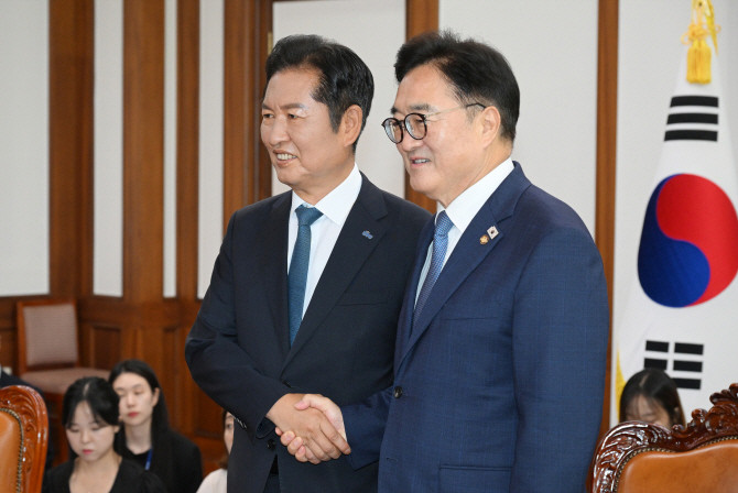 정청래 더불어민주당 대표가 5일 국회에서 우원식 국회의장을 예방해 악수하고 있다. ⓒ 연합뉴스